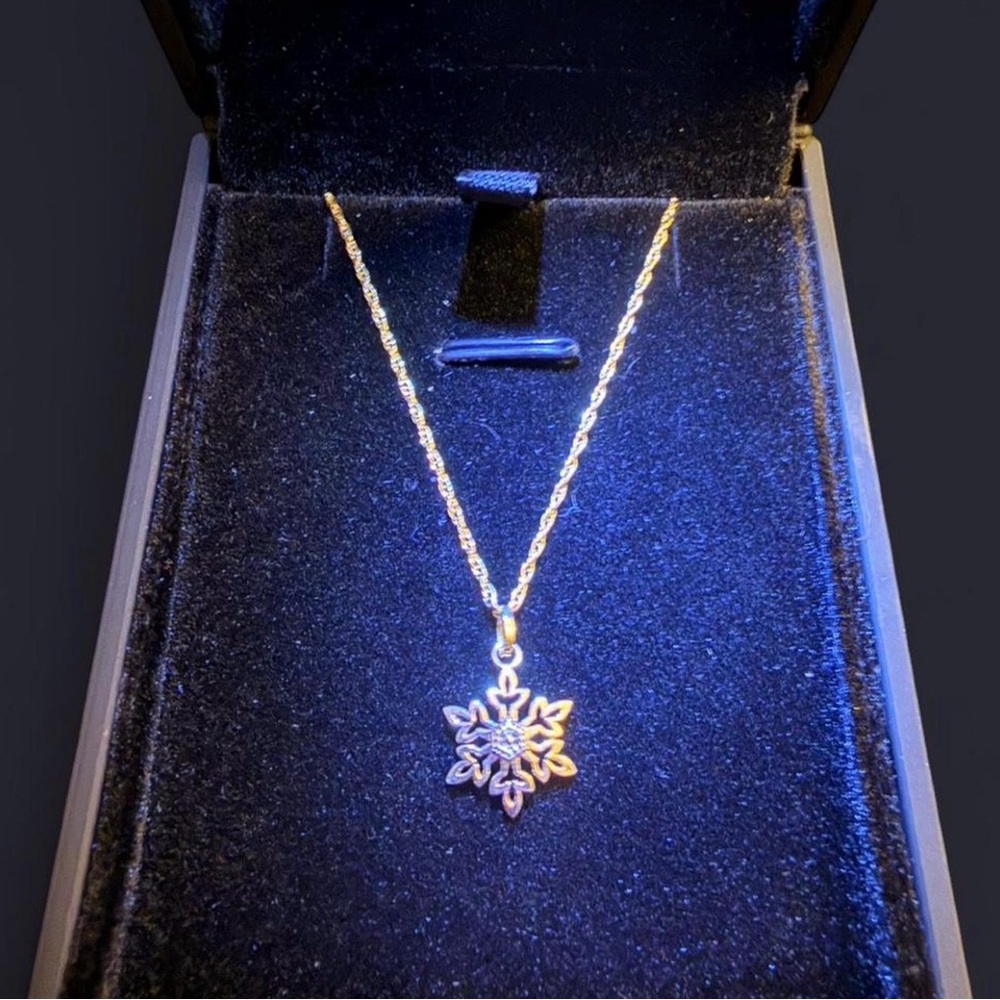 10k Gold Snowflake Pendant Necklace